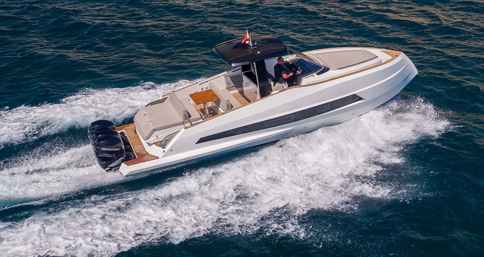 Astondoa 377 Coupé Outboard — motorna jahta 11,61 m, sa vanbrodskim motorima u plovidbi