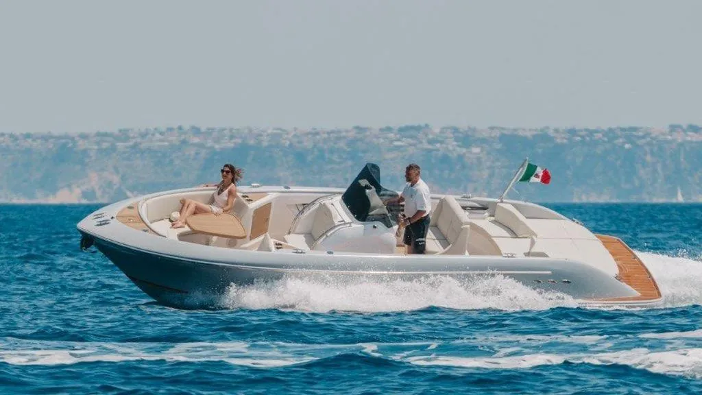 Comitti Isola 27 — motorna jahta 8,4 m, otvorena paluba na mirnom moru