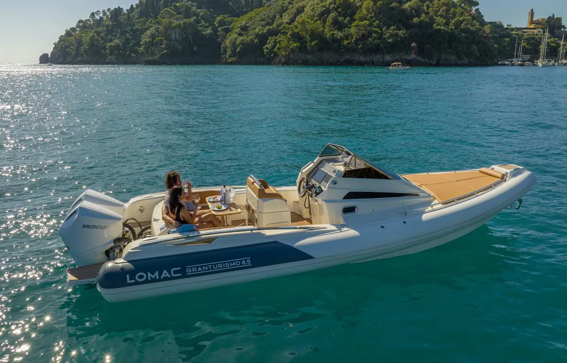 Lomac GranTurismo 8.5 — gumenjak 7,97 m, na tirkiznom moru sa posadom
