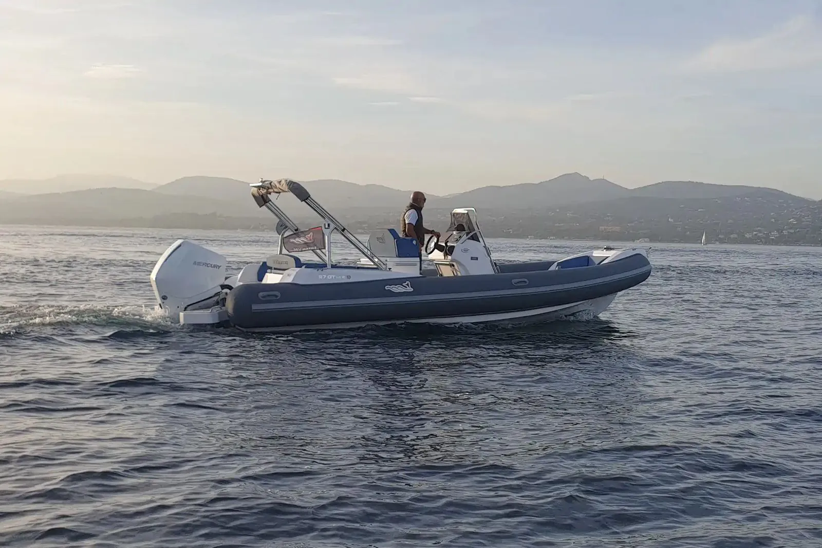MV Marine MV 27GT — gumenjak 7,85 m, u plovidbi, obala u izmaglici
