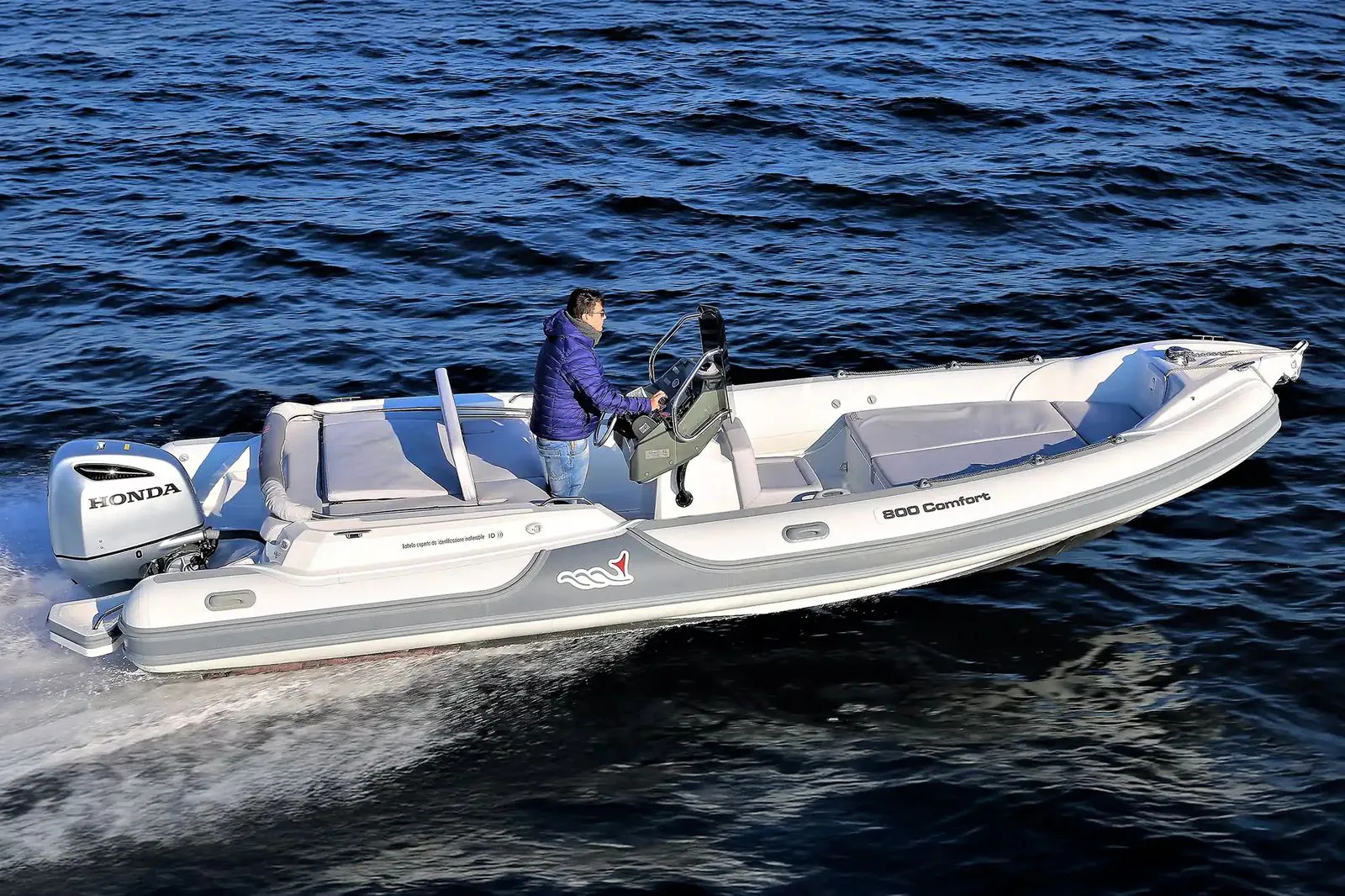 MV Marine MV 800 — gumenjak 7,96 m, sa plavim kokpitom u plovidbi