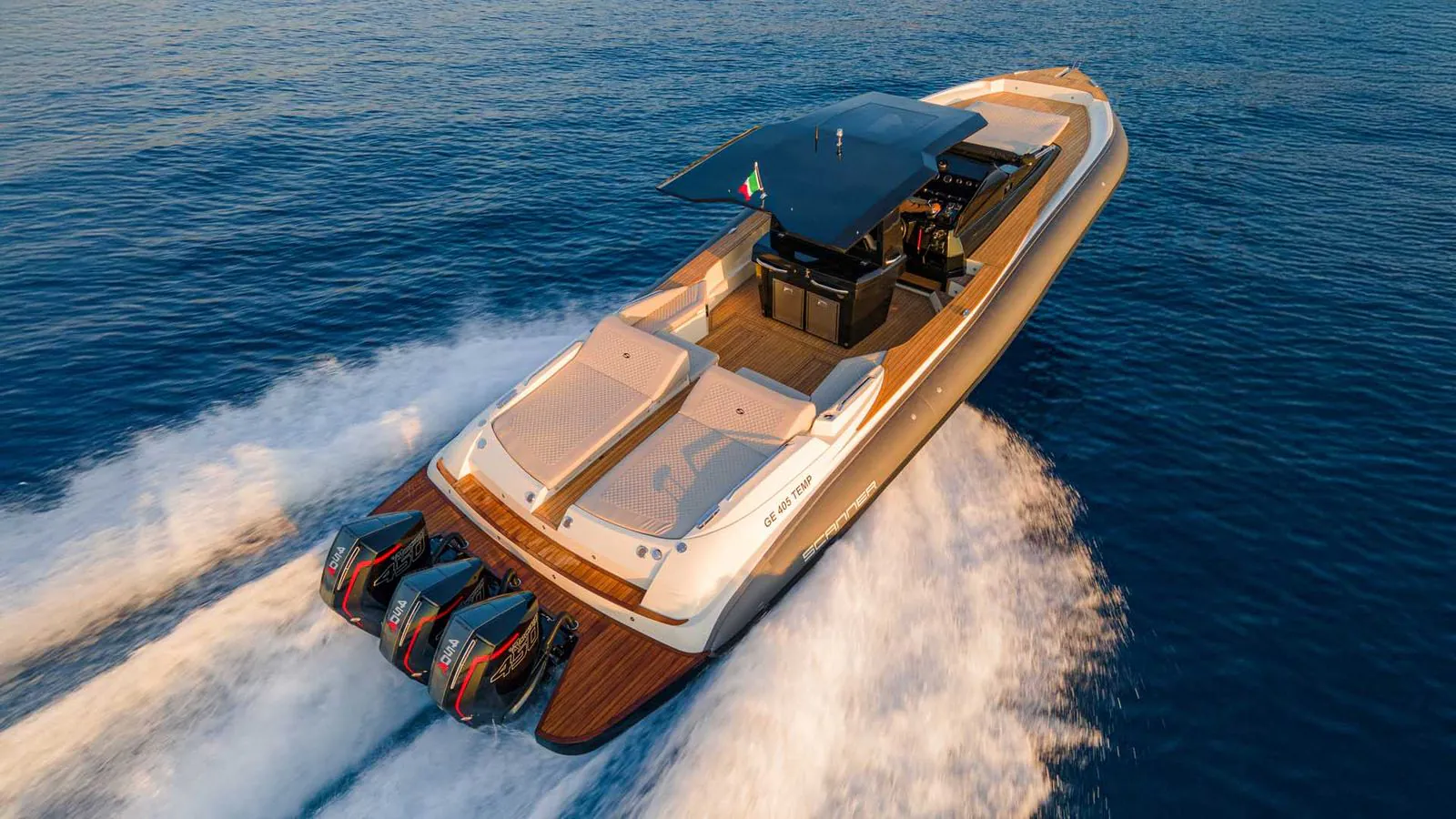 Scanner Marine Envy 1400 — gumenjak 13,7 m, sa hardtopom u plovidbi, pogled iz vazduha