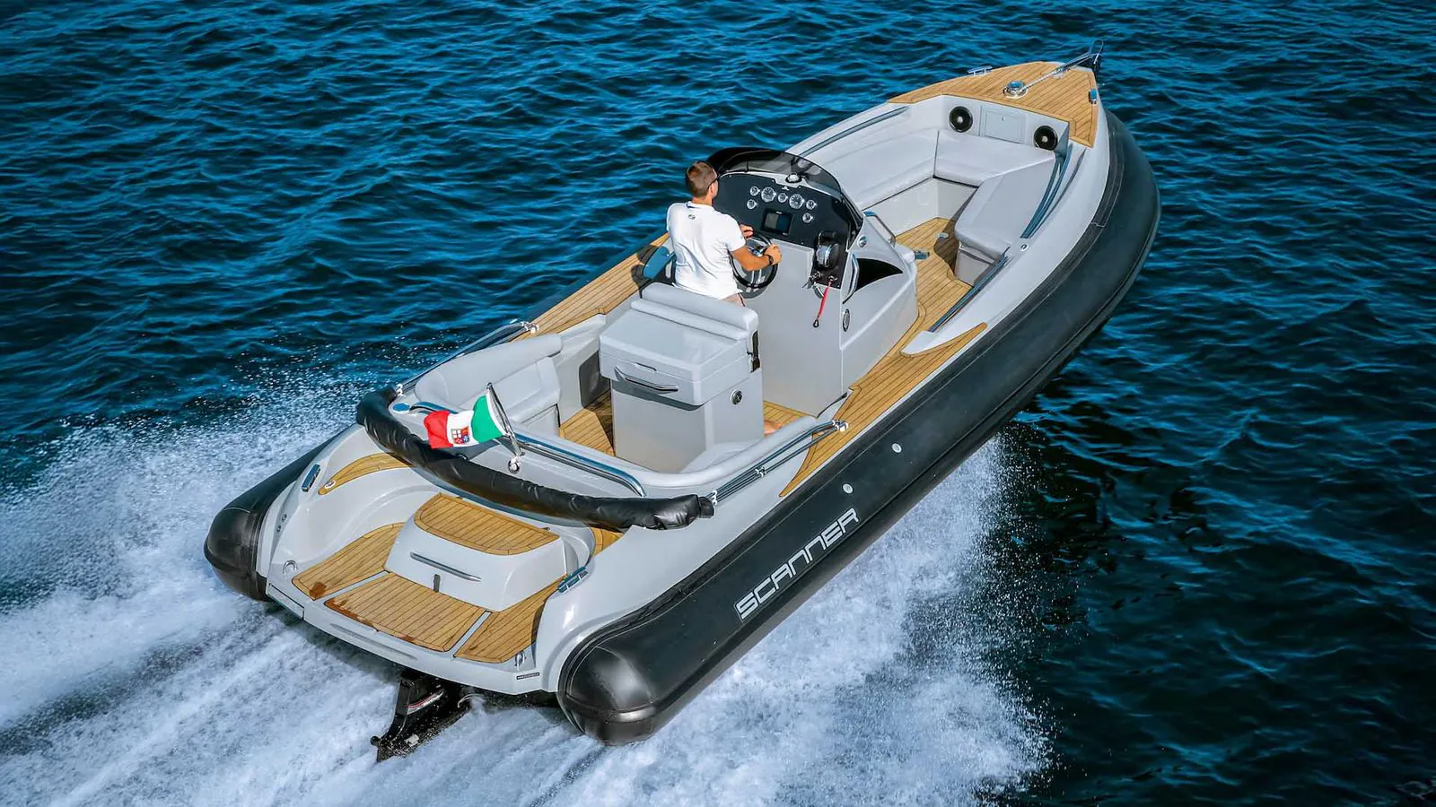 Scanner Marine Envy 770 — gumenjak 7,7 m, tamni tubuli i bež kokpit u plovidbi