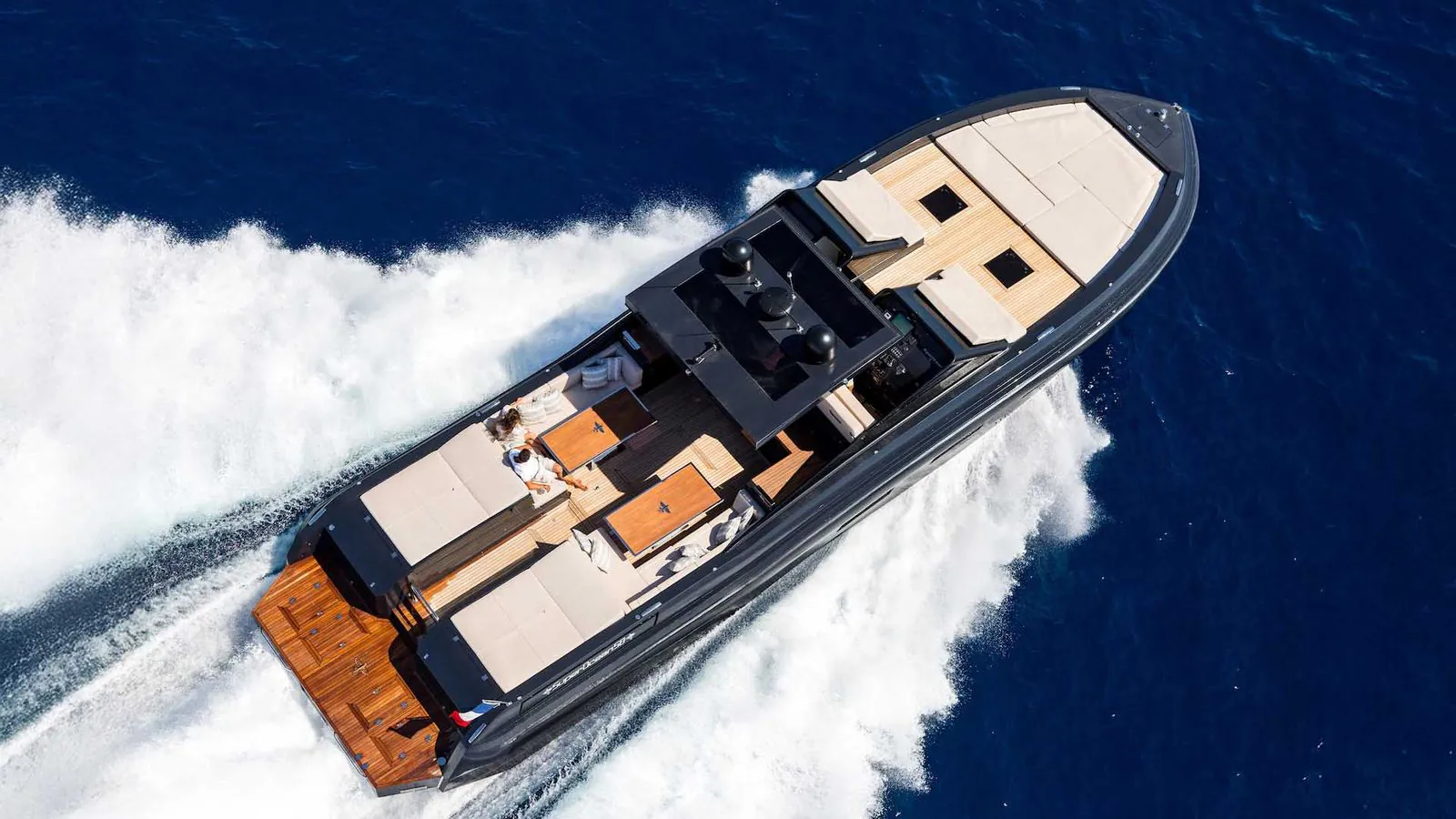 Scanner Marine SuperOcean 58 — gumenjak 17,6 m, teak paluba u plovidbi, pogled iz vazduha